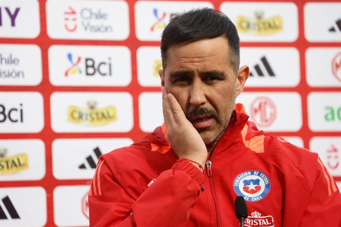 Futbol, jugadores de la selección chilena ofrecen punto de prensa Claudio Bravo junto a Victor Davila ofrecen punto de prensa tras el entrenamiento de la Seleccion Chilena previo a su participacion en la Copa America 2024, Santiago,