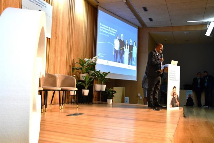 El vicepresidente primero del Gobierno regional, José Luis Martínez Guijarro, asiste al III ongreso de Castilla-La Mancha de personas con cáncer y familiares.