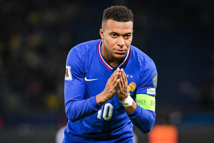 El delantero francés Kylian Mbappé celebra un gol con su selección.