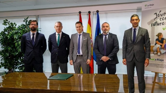 El consejero de Política Local, Infraestructuras y Lucha contra la Despoblación, Daniel Osés, acompañado del gerente del IRVI, Javier Caldito, suscribe el convenio de colaboración con representantes de las entidades financieras adheridas al programa AvaLa