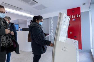 Archivo - Una mujer con mascarilla pide cita en el Hospital General Universitario Gregorio Marañón con mascarilla, a 11 de enero de 2024, en Madrid (España). El ministerio de Sanidad ha implantado desde ayer, 10 de enero, el uso obligatorio de mascarillas