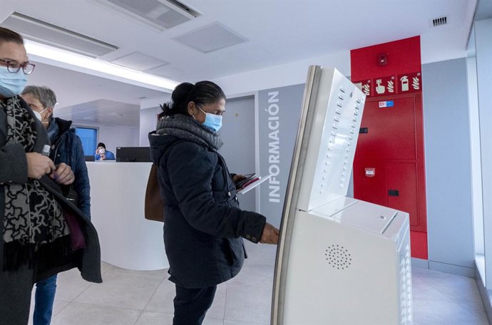 Archivo - Arquivo - Uma mulher usando máscara faz uma consulta no Hospital Geral Universitário Gregorio Marañón usando máscara, em 11 de janeiro de 2024, em Madri, Espanha. O Ministério da Saúde introduziu o uso obrigatório de máscaras faciais a partir de