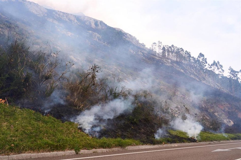 Vista del humo ocasionado por un incendio forestal en Puente Viesgo