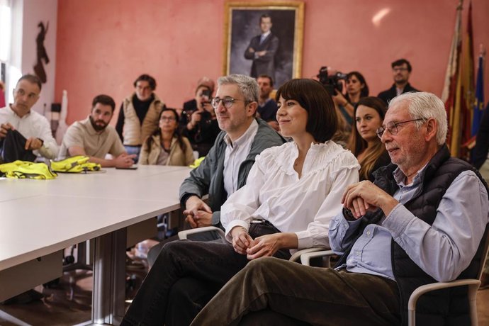 L'alcalde de Picanya, Josep Almenar (d), i la ministra de Ciència, Innovació i Universitats, Diana Morant (c), durant una visita al municipi