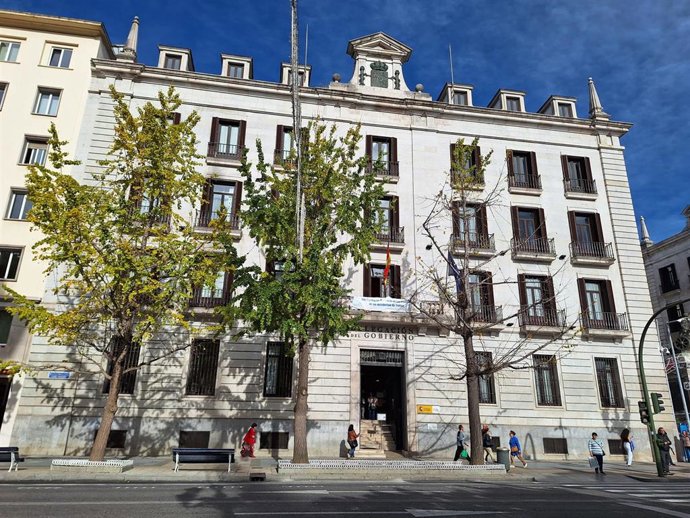 Fachada de la Delegación del Gobierno en Cantabria con la pancarta del Día en Recuerdo de las Víctimas de Accidentes de Tráfico