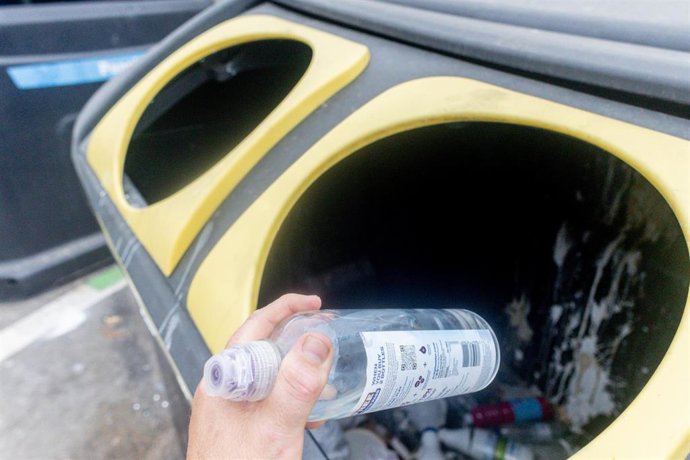 Archivo - Contenedor de basura de envases