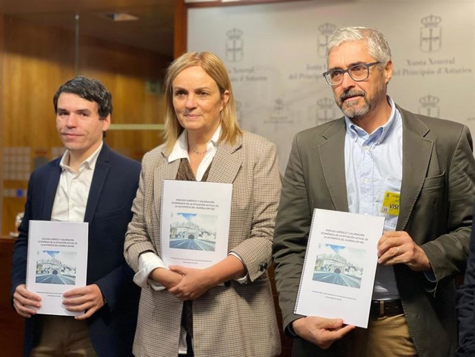 La diputada del Grupo Mixto y portavoz de Somos Asturies, Covadonga Tomé, y los catedráticos de la Universidad de La Coruña, Carlos Aymerich Cano y José Antonio Blanco Moa, este viernes en la Junta General.