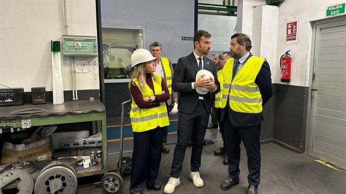 El presidente del PP en C-LM en una visita a la empresa Extrual en Albacete.