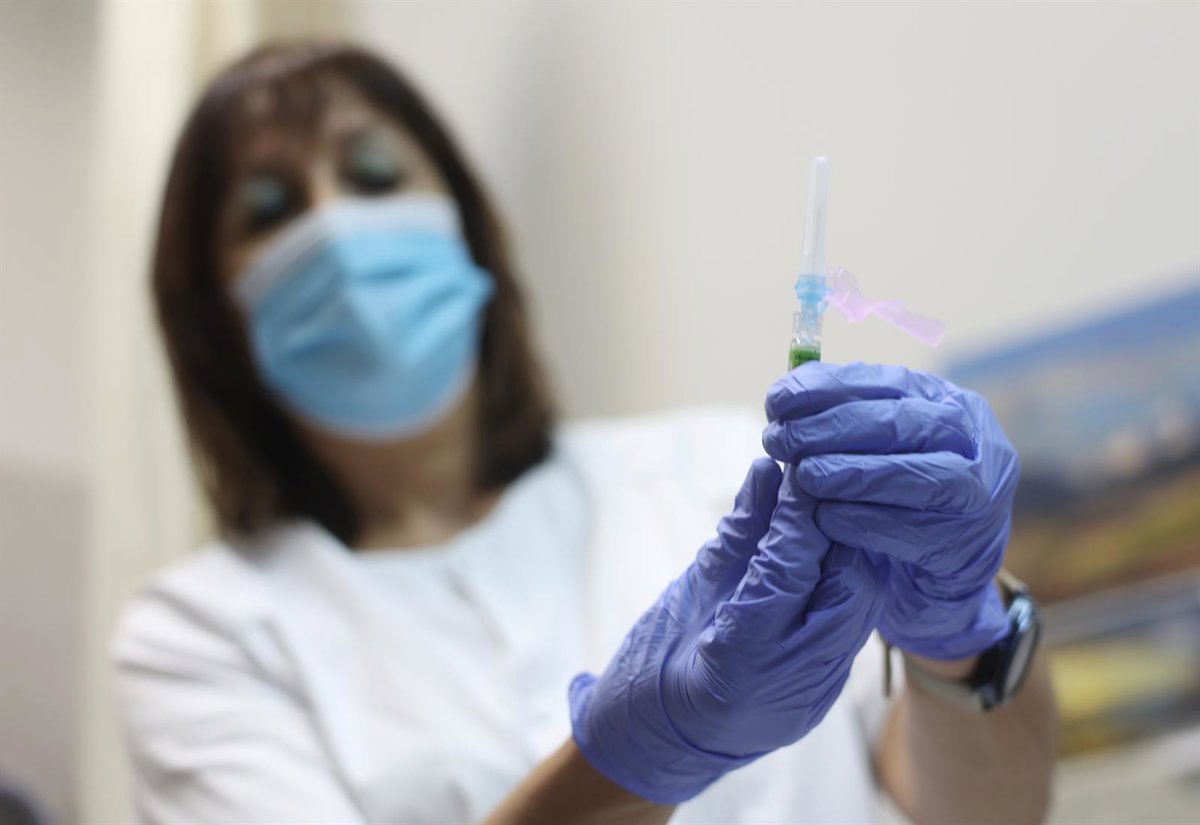 El SES amplía una semana más la vacunación de tarde sin cita previa contra la gripe y la Covid-19 en Extremadura