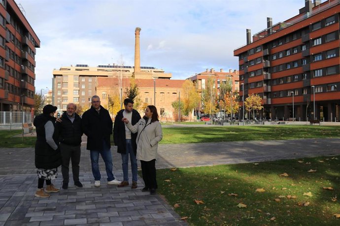 La alcaldesa, Miriam Andrés, y el delegado del área de Urbanismo, Agenda Urbana, Medio Ambiente, Obras y Movilidad, Álvaro Bilbao, visitan la finalización del proyecto de Pan y Guindas