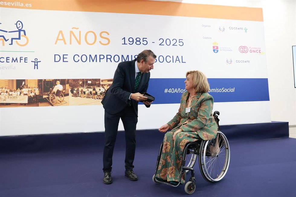 El presidente de la Diputación de Sevilla, Javier Fernández, en el acto de 40 aniversario de Cocemfe.