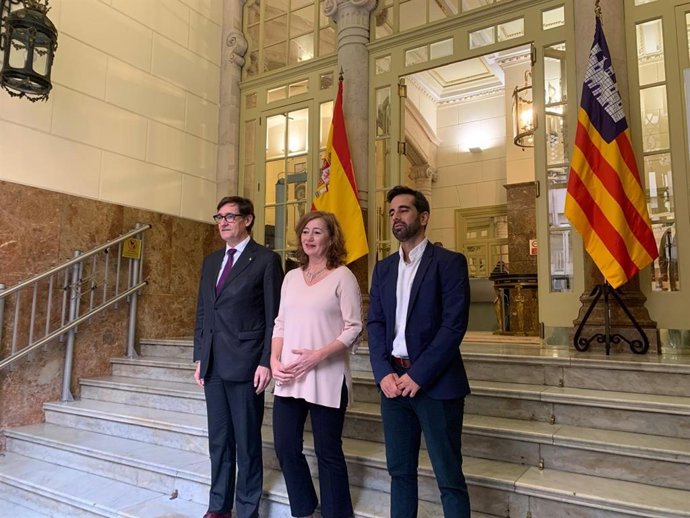 El primer secretario del PSC y presidente de la Generalitat, Salvador Illa, la secretaria general del PSIB y presidenta del Congreso, Francina Armengol, y el portavoz del PSPV en las Corts Valencianes, Jose Muñoz, en el Parlament.