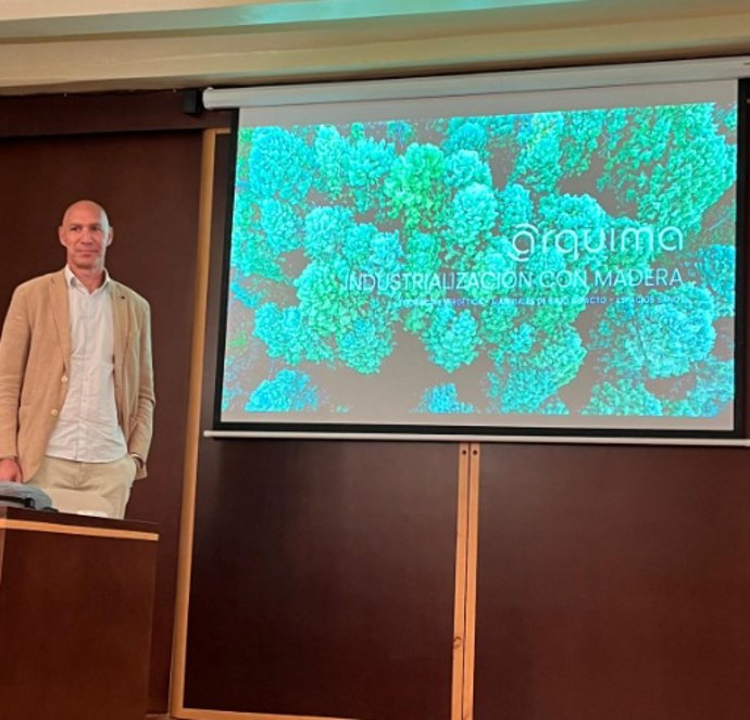 José Antonio González de ARQUIMA durante su ponencia en el COAR de Logroño