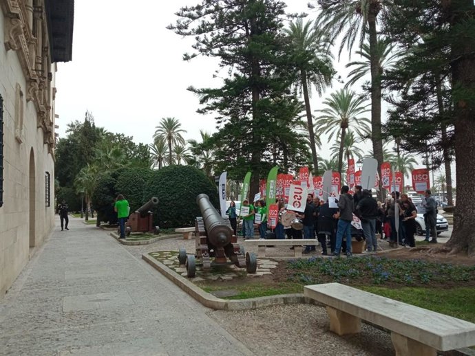 Docentes de concertada rechazan ante el Consolat la negociación del acuerdo para recuperar las congelaciones salariales.