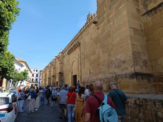 Archivo - Turistas junto a la Mezquita-Catedral de Córdoba.