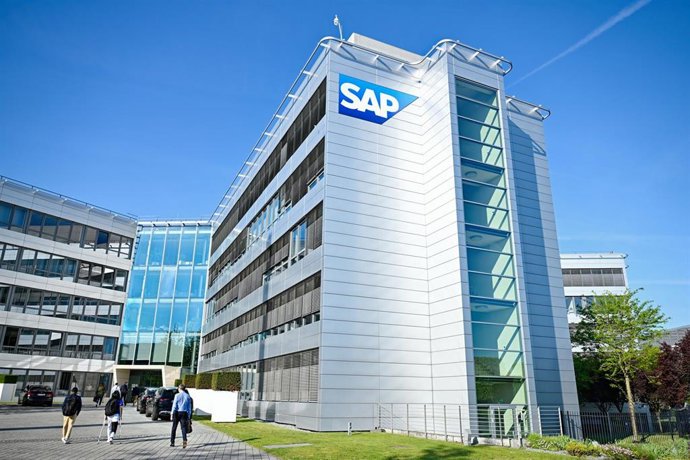 Archivo - FILED - 13 May 2025, Baden-Württemberg, Mannheim: A logo of the software company SAP can be seen on the company's main building in Mannheim. Photo: Uwe Anspach/dpa