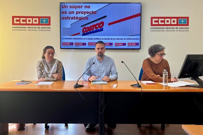 El secretario general de CCOO Asturias, José Manuel Zapico; Olga Ruíz, máxima responsable de la federación de Servicios regional, y Bibiana Martínez, secretaria general de la Unión Comarcal de Siero Piloña.