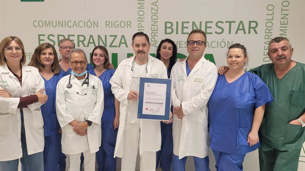 Profesionales de la UCI del Hospital San Agustín con la acreditación.