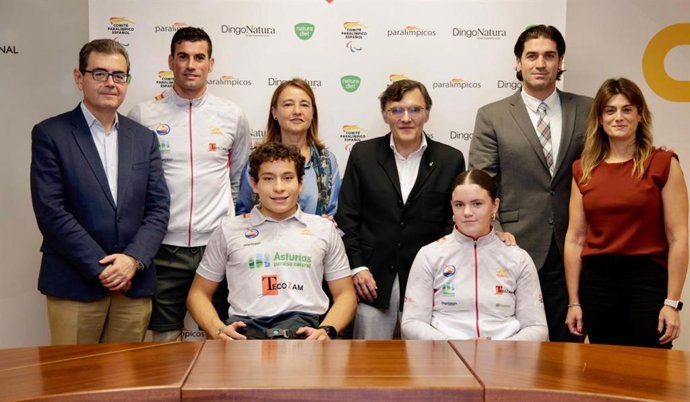 Foto de familia tras la frma de la renovación del acuerdo entre el CPE y 'DingoNatura'