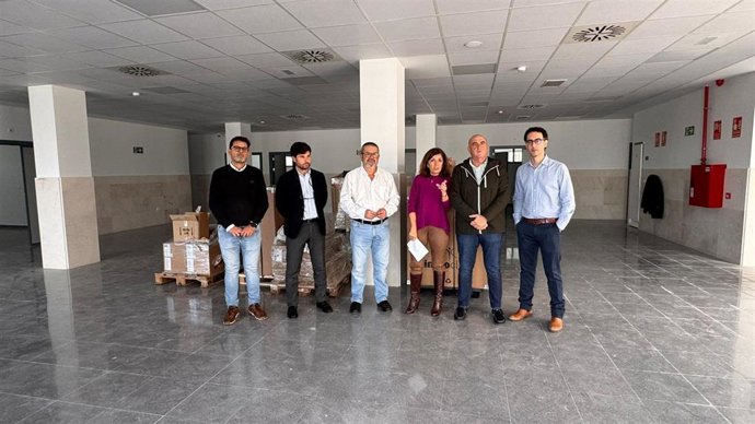 Botella (3ª dcha.), durante la visita a las ya finalizadas obras de ampliación del Hospital de Montilla.