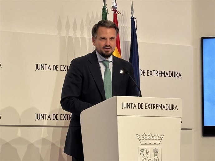 El consejero de Presidencia, Interior y Diálogo Social de la Junta de Extremadura, Abel Bautista, en rueda de prensa en Mérida. Imagen de archivo