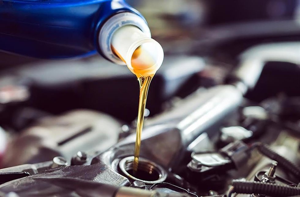 Archivo - Aceite industrial usado.