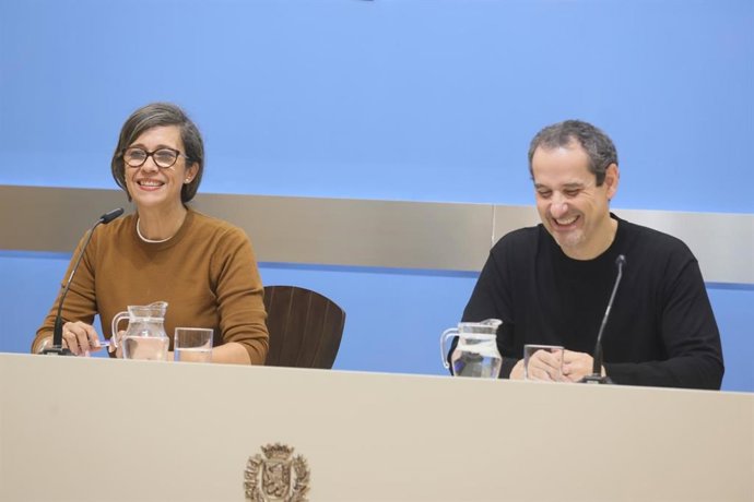 La consejera municipal de Políticas Sociales, Marian Orós, y el director de Kairós, Gregorio Centro