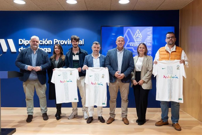 El diputado de Deportes, Juan Rosas, junto a Juan Francisco Páez, concejal de Deportes de Villanueva de Algaidas; Juan Alejandro Pascual, concejal de Deportes de Villanueva del Trabuco, y Pedro Curtido, presidente de la RFAF, entre otros.