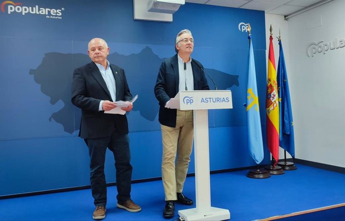 Los senadores del PP Pablo González y José Manuel Fernánzdez.