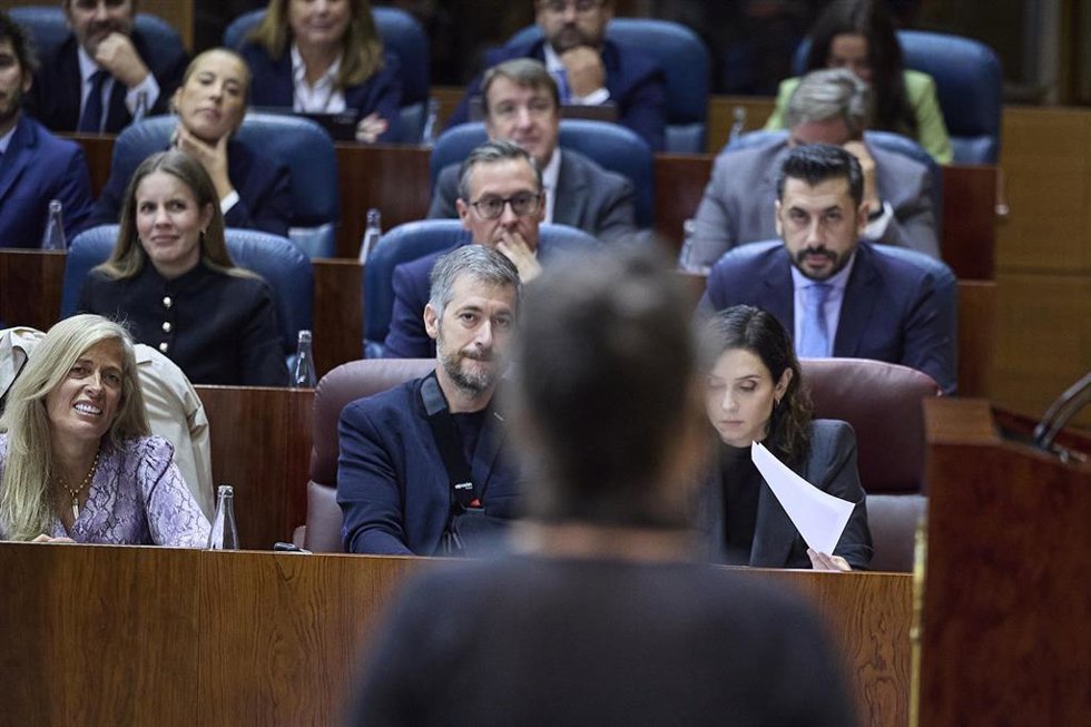 La presidenta de la Comunidad de Madrid, Isabel Díaz Ayuso, y el consejero de la Presidencia de la Comunidad de Madrid, Miguel Ángel García, durante una intervención de Manuela Bergerot, en un pleno en la Asamblea de Madrid.