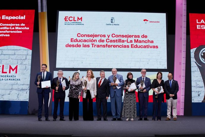 El jefe del Gobierno regional, Emiliano García-Page, preside, en Consuegra (Toledo), el acto institucional con motivo del Día de la Enseñanza 2025. En el Teatro Don Quijote de la localidad.