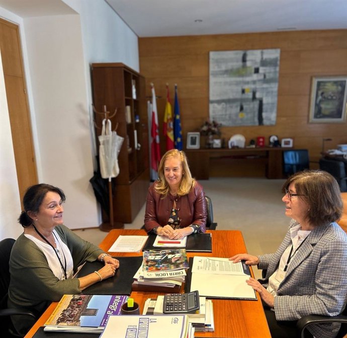 La presidenta del Parlamento, María José González Revuelta; la presidenta del CERMI Cantabria, Elisa Irureta, y Marta Cano, miembro del grupo de gestión del colectivo
