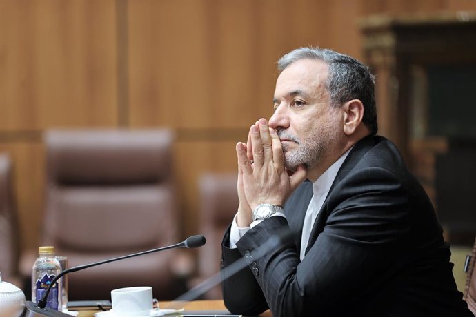 10 de novembro de 2025, Teerã, Irã: O ministro das Relações Exteriores do Irã, ABBAS ARAGHCHI, durante uma visita a uma exposição das conquistas nucleares do país na Organização de Energia Atômica em Teerã.