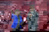 Calviño (BEI) recibe el premio Public Figure of the Year 2024 de la UPF-BSM