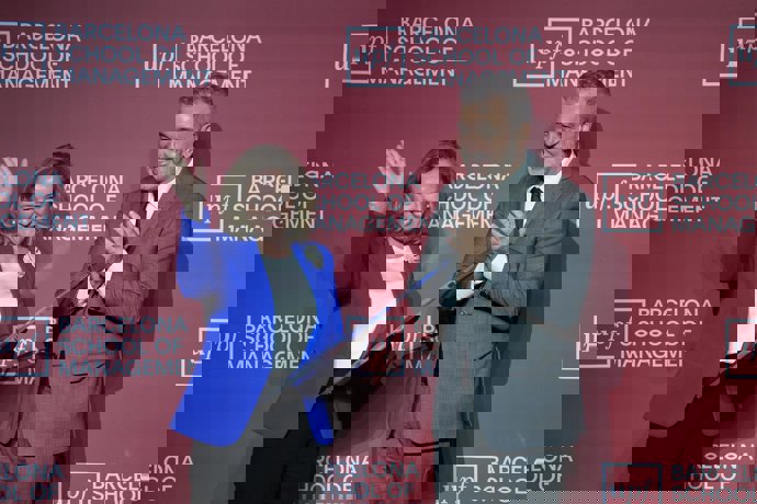 La presidenta del Banco Europeo de Inversiones (BEI), Nadia Calviño, y el alcalde de Barcelona, Jaume Collboni.