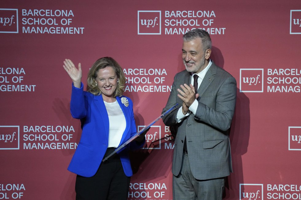 La presidenta del Banco Europeo de Inversiones (BEI), Nadia Calviño, y el alcalde de Barcelona, Jaume Collboni.