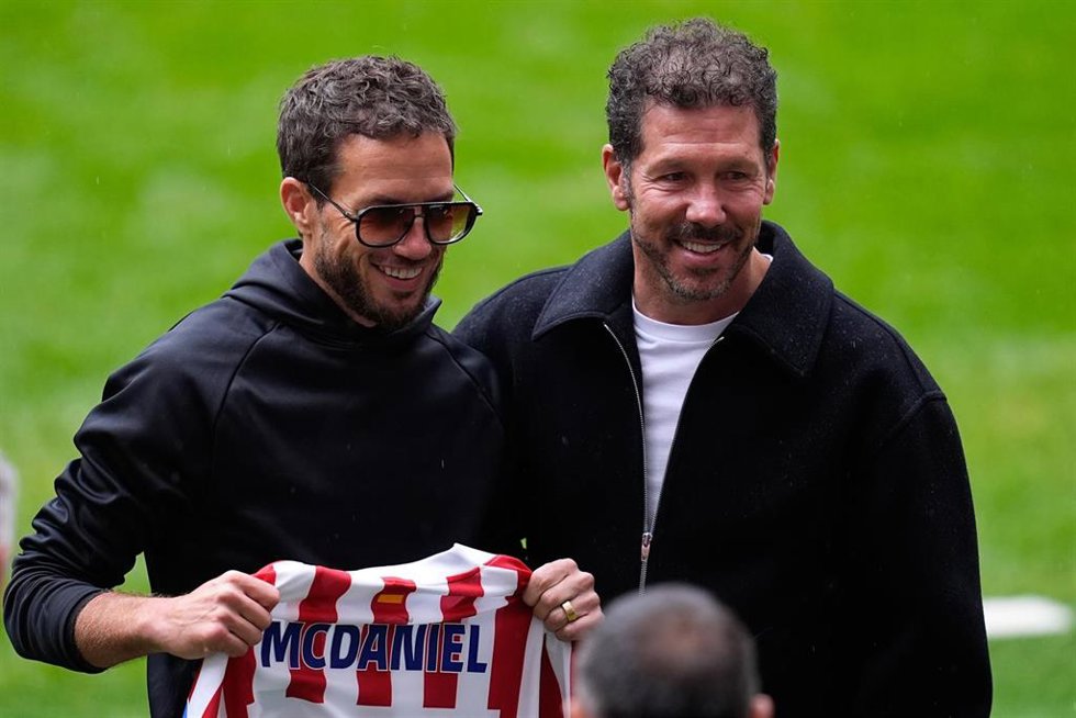 Mike McDaniel, entrenador de llos Miami Dolphins, y Diego Pablo Simeone, técnico del Atlético de Madrid, junto en el entrenamiento celebrado en el Riyadh Air Metropolitano de la NFL. 