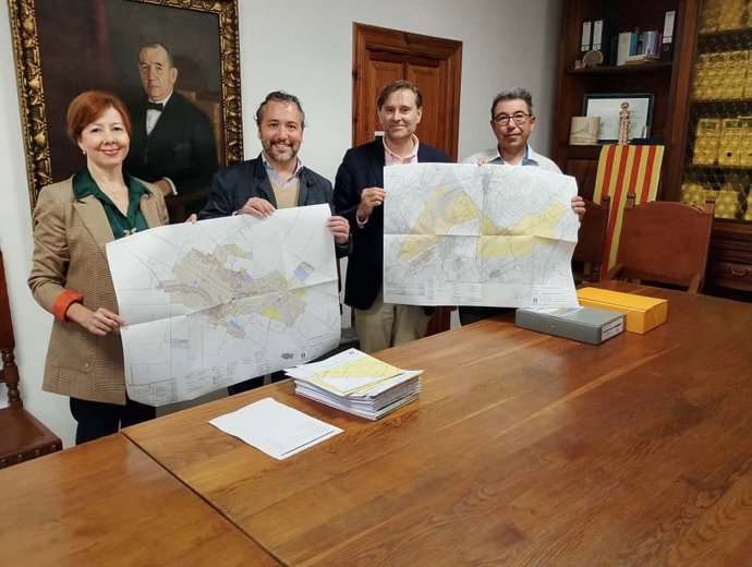 El conseller de Territorio, Movilidad e Infraestructuras, Fernando Rubio, y el alcalde de Maria de la Salut, Jaume Ferriol, con la documentación