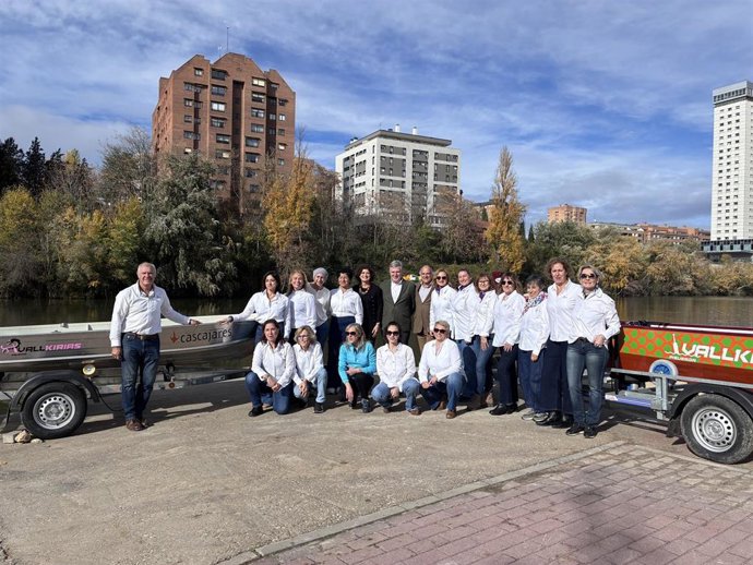Alfonso Jiménez y Matye Martínez posan con las Vallkirias y su nuevo barco de protección.