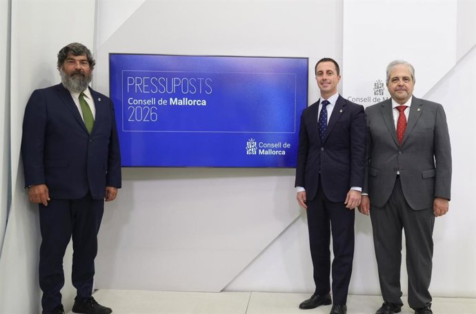 De izquierda a derecha, el vicepresidente y conseller insular de Medio Ambiente, Medio Rural y Deportes, Pedro Bestard, el presidente del Consell de Mallorca, Llorenç Galmés, y el conseller insular de Hacienda, Rafel Bosch.