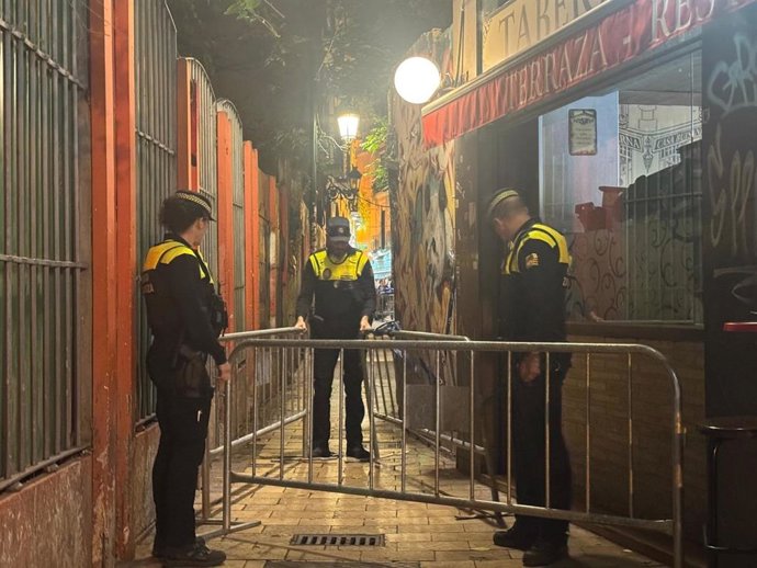 Varios agentes de la Policía Local cortan el paso con vallas en la calle de los Estébanes de Zaragoza a causa de la declaración de ruina inminente de un edificio el pasado 31 de octubre.