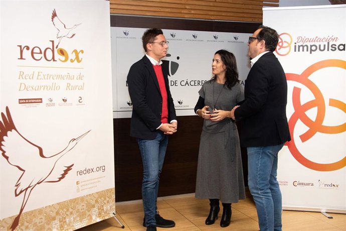 El Presidente De REDEX, Francisco Javier Sánchez-Vega; La Vicepresidenta Primera De La Diputación De Cáceres, Esther Gutiérrez,  Y El Secretario General De La Cámara De Comercio De Cáceres, Raúl Iglesias