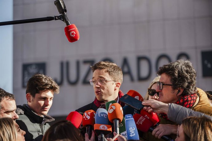 Archivo - El ex portavoz de Sumar en el Congreso Iñigo Errejón ofrece declaraciones a los medios tras declarar en los juzgados de Plaza de Castilla, a 16 de enero de 2025, en Madrid (España). 