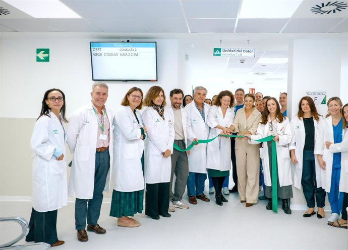 La delegada de Salud y Consumo de Sevilla, Silvia Pozo, en su visita a la Unidad del Dolor del Hospital Virgen del Rocío.