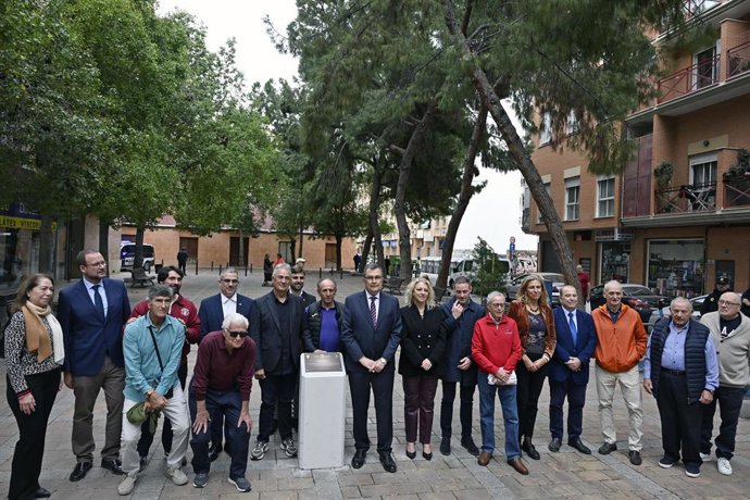 El Ayuntamiento de Murcia rinde homenaje al Real Murcia Imperial Club de Fútbol en su centenario con una placa y un monolito conmemorativo en la Plaza de Zarandona