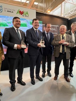 Carlos García junto al presidente de la Junta y el consejero de Cultura, Turismo y Deporte en la Feria Intur.
