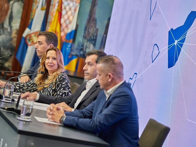 La presidenta del Cabildo de Tenerife, Rosa Dávila (c), en la presentación del nuevo plan de inversión de Canalink