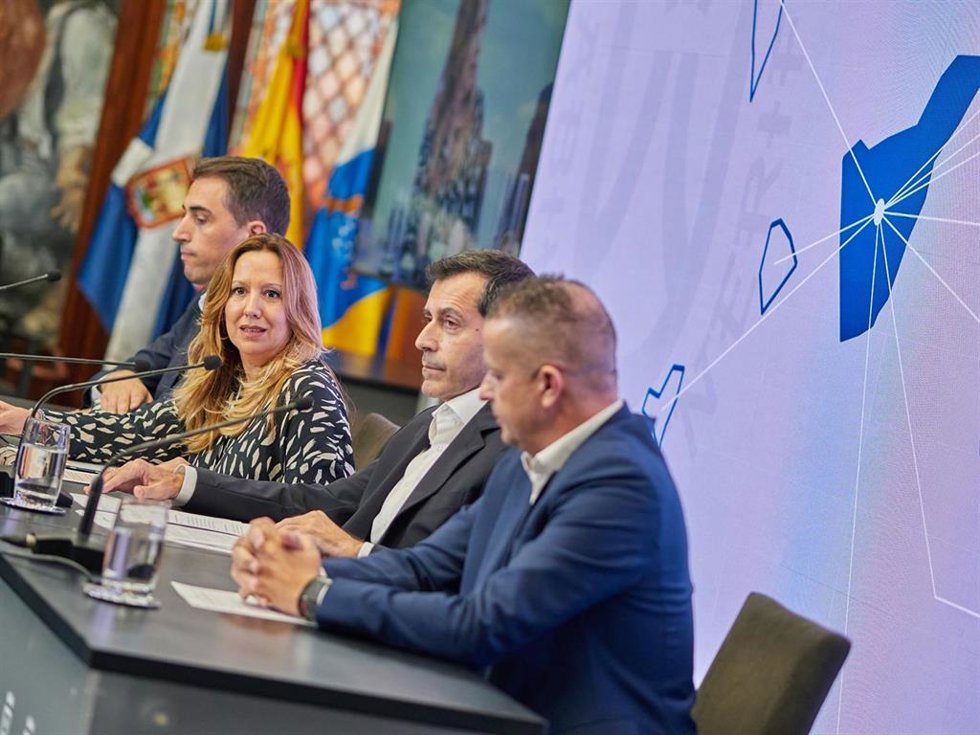 La presidenta del Cabildo de Tenerife, Rosa Dávila (c), en la presentación del nuevo plan de inversión de Canalink