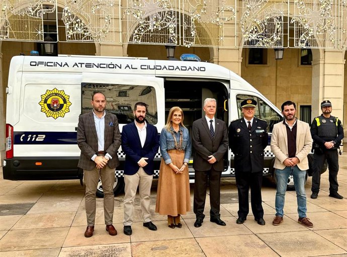 La Policía Local de Alicante estrena una Oficina Móvil de Atención al Ciudadano y diez coches patrulla