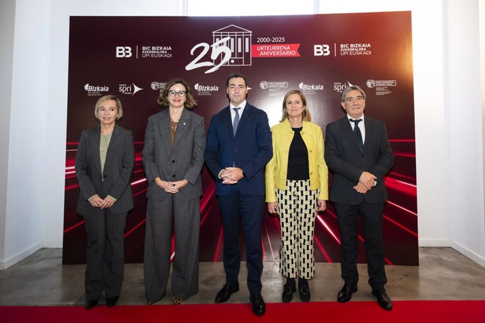 El lehendakari, Imanol Pradales, la diputada general de Bizkaia, Elixabete Etxanobe, y la diputada de Promoción Económica, Ainara Basurko, en el acto del 25 aniversario de BIC Bizkaia Ezkerraldea.